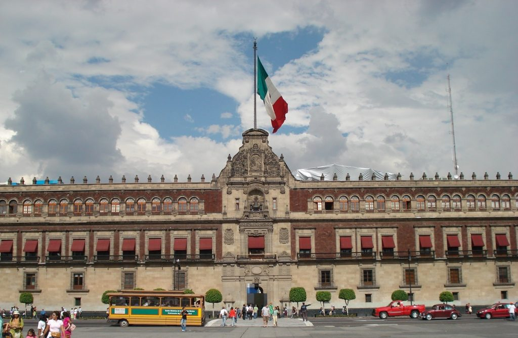 mexico-zocalo-palacio-nacional